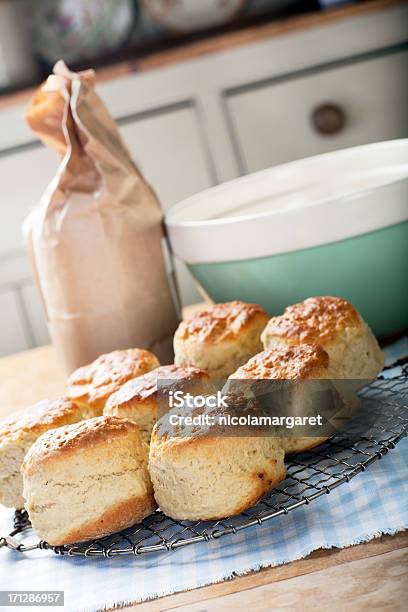 Foto de Bolinhos Assados Na Hora e mais fotos de stock de Scone - Scone, Aparador, Assado no Forno