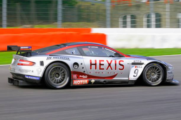 aston martin dbr9 carro de corrida na pista de corrida - fia imagens e fotografias de stock