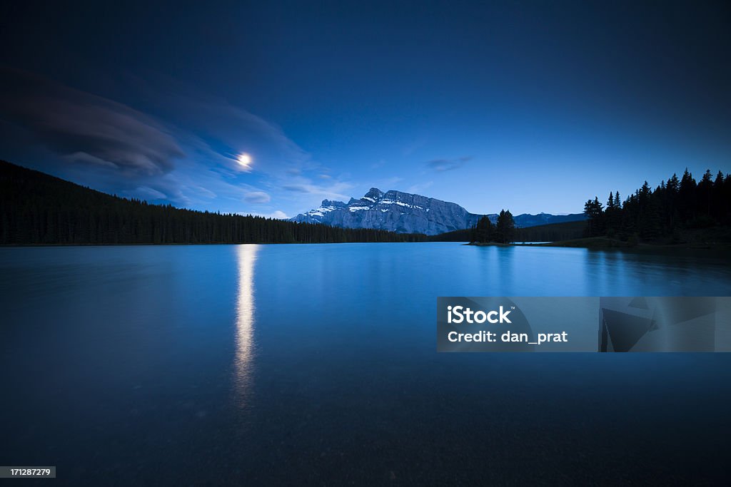 Banff Moonrise - Foto de stock de Noche libre de derechos