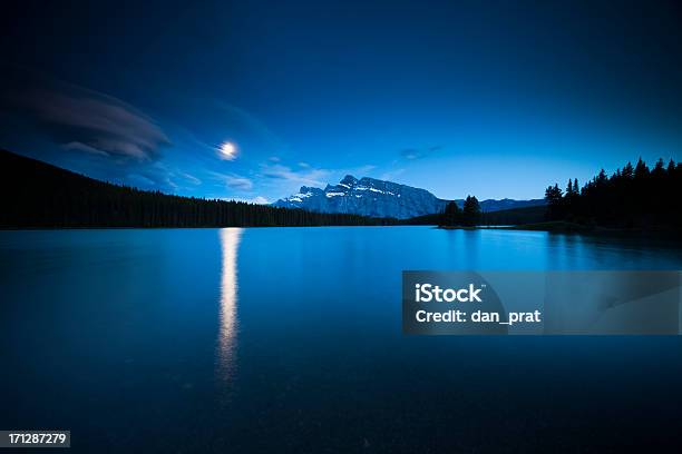 Banff Moonrise Foto de stock y más banco de imágenes de Noche - Noche, Luna llena, Parque Nacional de Banff