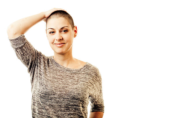 sereine jeune femme - shaved head photos et images de collection