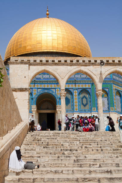 купол скалы в иерусалиме, израиль - editorial islam praying arabic style стоковые фото и изображения