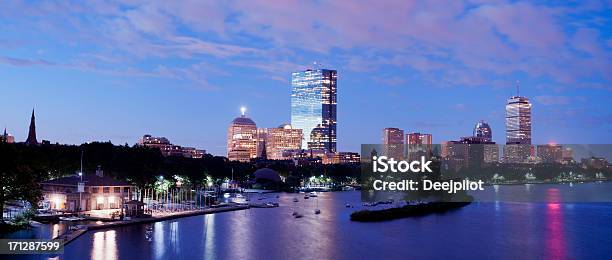 Boston Und Den Charles River Und Die Skyline Der Stadt Bei Nacht Usa Stockfoto und mehr Bilder von Abenddämmerung