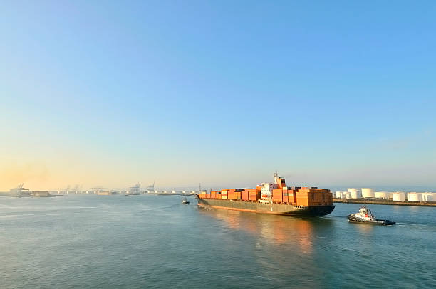 remorquée container ship dans le havre - le havre photos et images de collection