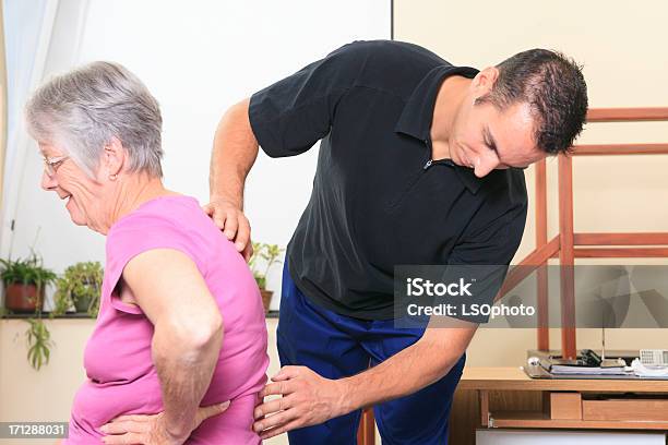 Physiotherapieüberprüfen Stockfoto und mehr Bilder von 60-69 Jahre - 60-69 Jahre, Aktiver Senior, Alter Erwachsener