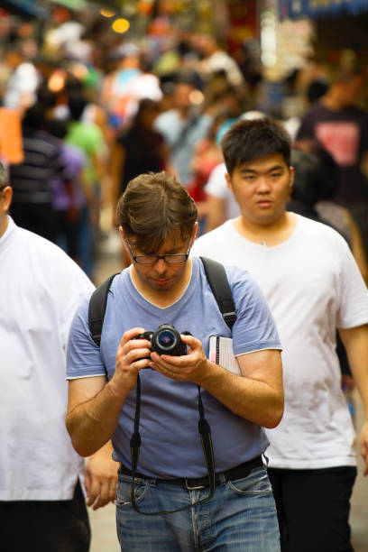 vorbereitung der cam - editorial asia singapore tourist stock-fotos und bilder
