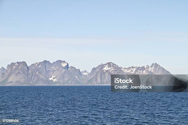 Lofoten Montagne Della Norvegia - Fotografie stock e altre immagini di Acqua - Acqua, Blu, Catena di montagne