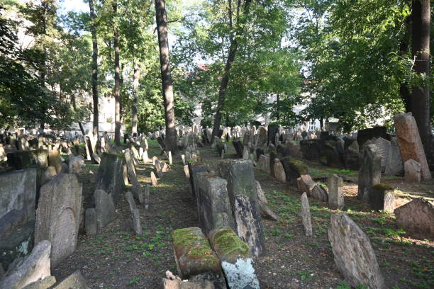 istock Jewish cemetery in Prague 1712884301