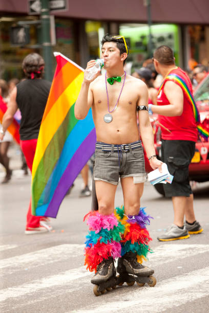 parade gay pride new york - editorial vertical homosexual people photos et images de collection