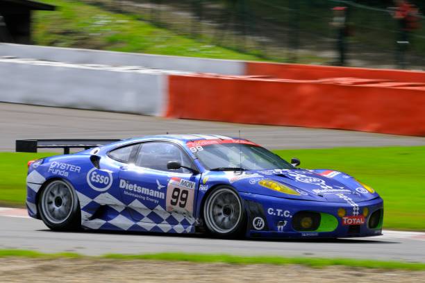 フェラーリ f430 gt2 レース車のレーストラック - jmb racing 写真 ストックフォトと画像