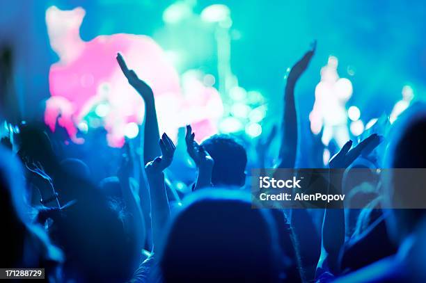 Koncert Tłum - zdjęcia stockowe i więcej obrazów Muzyk rockowy - Muzyk rockowy, Sylwetka, Adolescencja