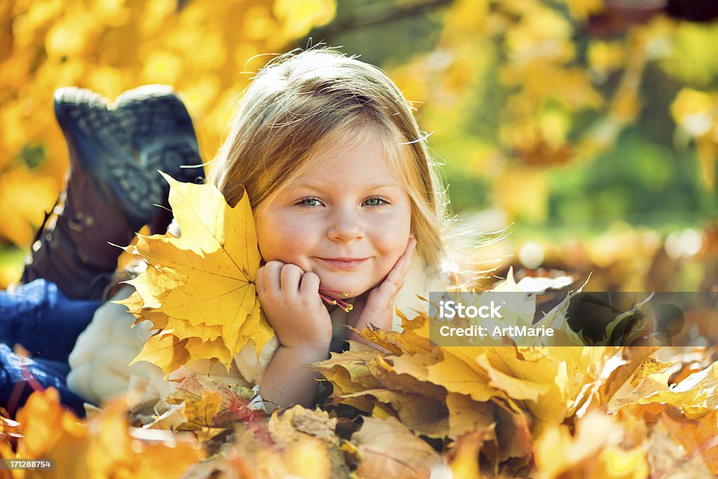 Petite fille en plein air - Photo de 2-3 ans libre de droits