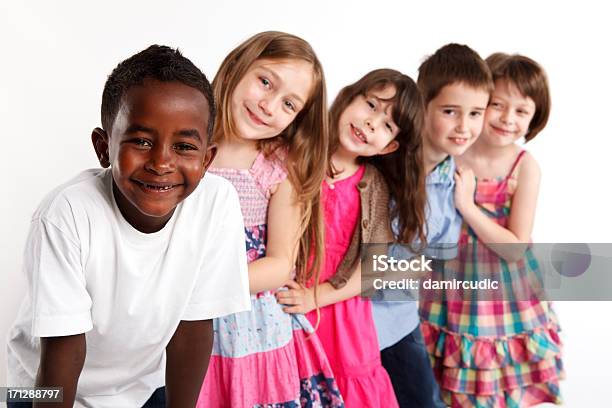 Счастливый Multi Этнической Группы Детей Играть Вместе — стоковые фотографии и другие картинки Белый фон