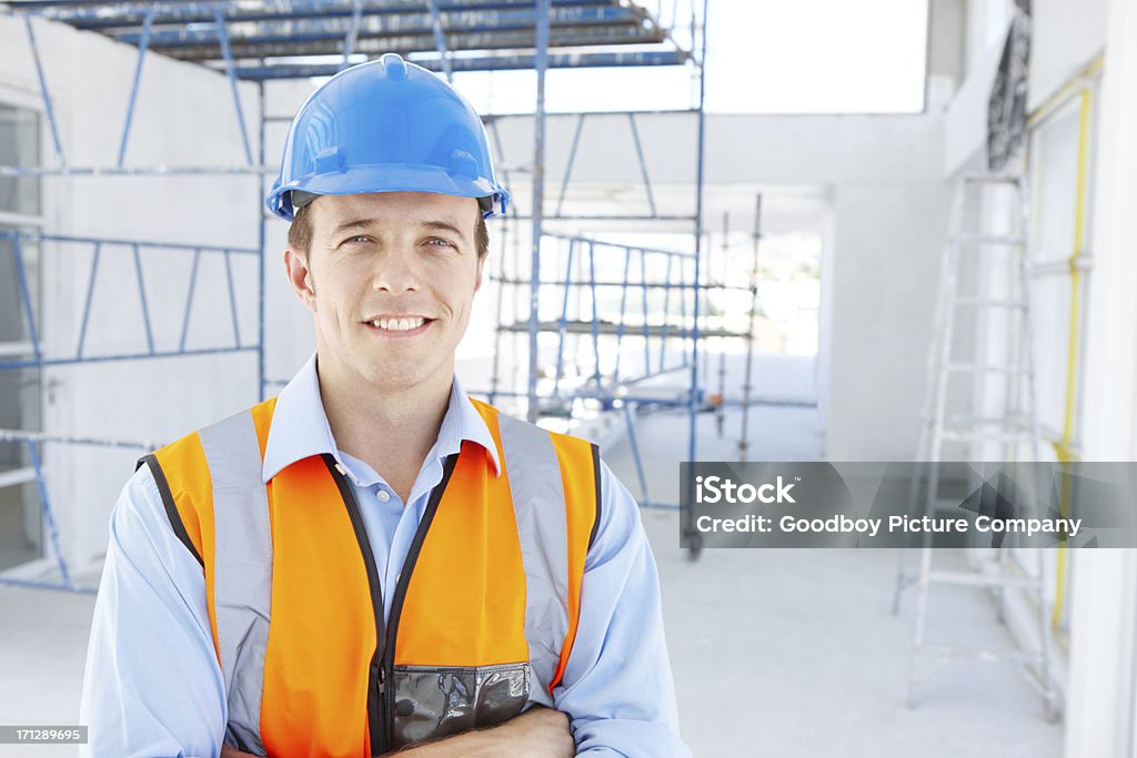 Él se mueve la escalera - Foto de stock de Andamio - Herramientas de construcción libre de derechos