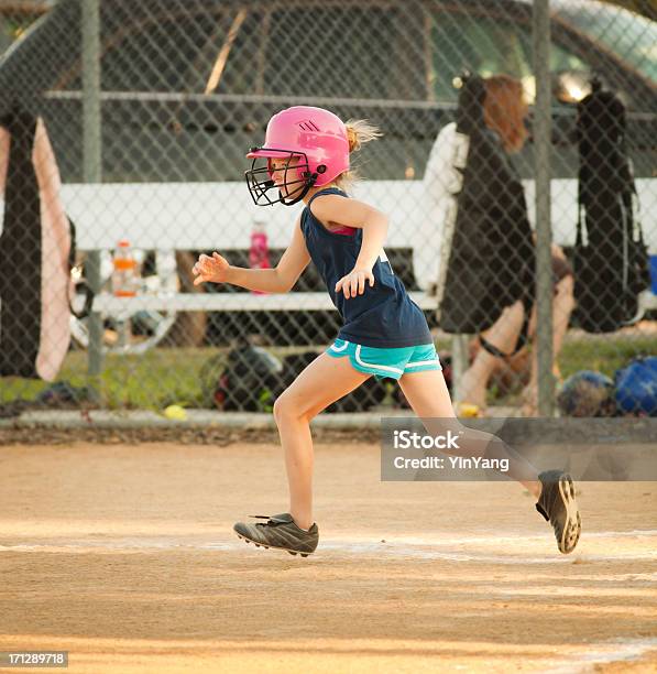 Giovane Ragazza In Esecuzione Di Basi In Gioco Di Softball - Fotografie stock e altre immagini di Softball - Sport