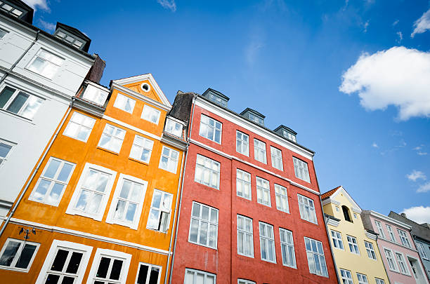 nyhavn em copenhague multicolorida fachada da casa - cloud house blue danish culture - fotografias e filmes do acervo