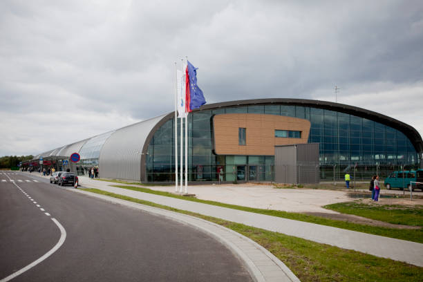 aeroporto de varsóvia modlin - modlin airport - fotografias e filmes do acervo