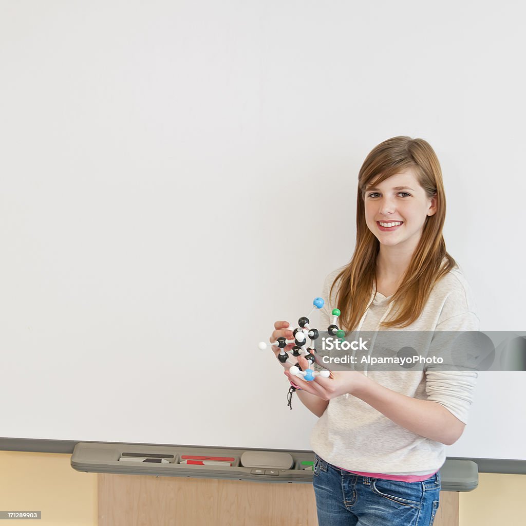 십대 여자아이 현대적인 과학 실험실 화학 모델 (VIII - 로열티 프리 생활 방식 스톡 사진
