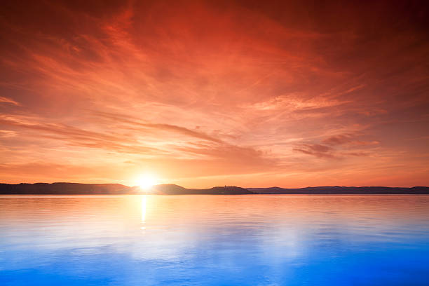 puesta de sol sobre el agua - sky landscape horizon over water sunlight fotografías e imágenes de stock