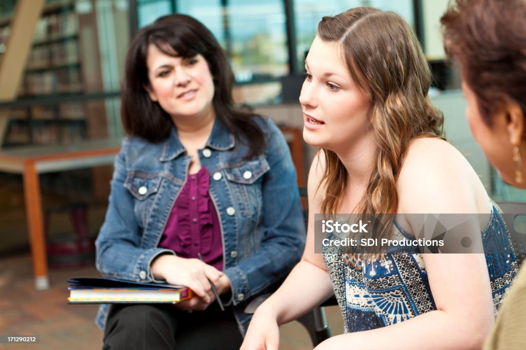 Ragazza adolescente parlando di adulti in una discussione di gruppo impostazione - Foto stock royalty-free di Adolescente