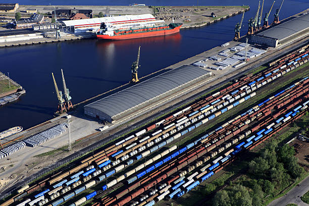 porto di trasbordo per szczecin - industry szczecin europe nautical vessel foto e immagini stock