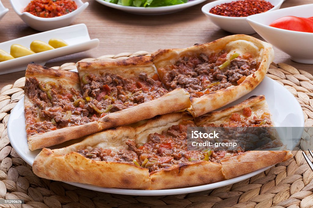 Turco Pide Pizza - - Foto de stock de Pan pita libre de derechos