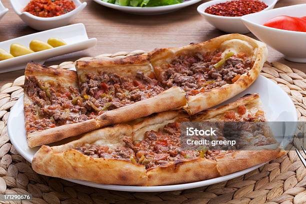 Turco Pide Pizza Foto de stock y más banco de imágenes de Pan pita - Pan pita, Pizza, Al horno