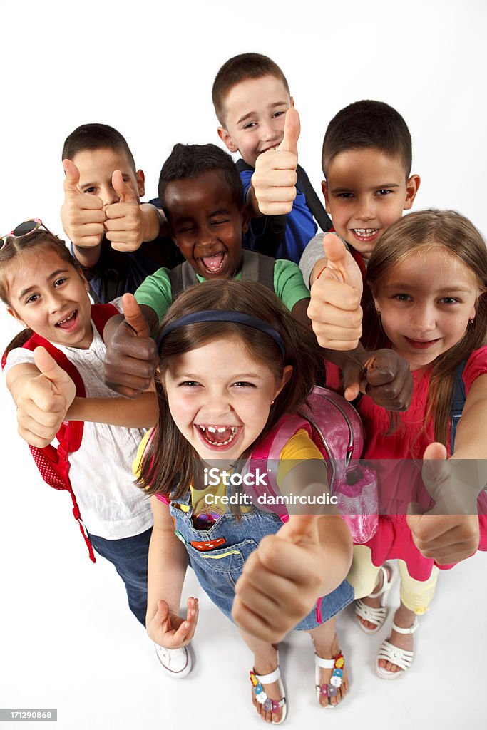 Grupo multiétnico school children gritando y showing thumbs up - Foto de stock de Niño libre de derechos