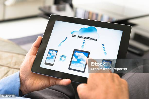 Cloud Computing Aplikacji Na Tablet - zdjęcia stockowe i więcej obrazów Aktywni seniorzy - Aktywni seniorzy, Aplikacja mobilna, Biznes