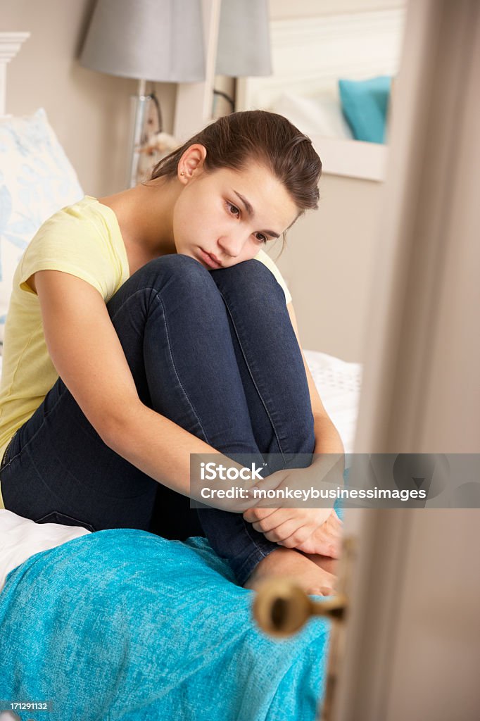 Uomo anziano depresso adolescente Ragazza seduta sul letto - Foto stock royalty-free di Abbigliamento