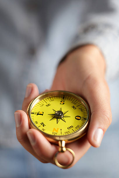 mano agarrando compass - marine compass selective focus vertical holding fotografías e imágenes de stock