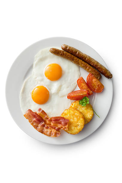 ovos: ovos fritos, bacon, salsicha, batatas hash browns e tomate - breakfast eggs plate bacon - fotografias e filmes do acervo