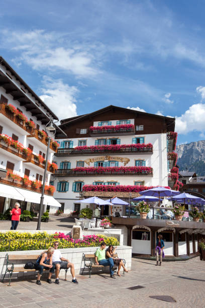 town center w cortina d'ampezzo - veneto cortina dampezzo hotel mountain zdjęcia i obrazy z banku zdjęć