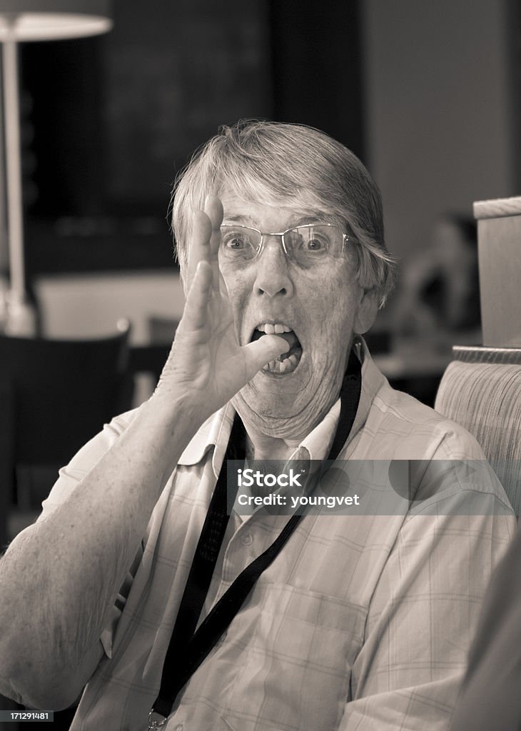 Senior mujer haciendo funny face in a cafe - Foto de stock de 70-79 años libre de derechos