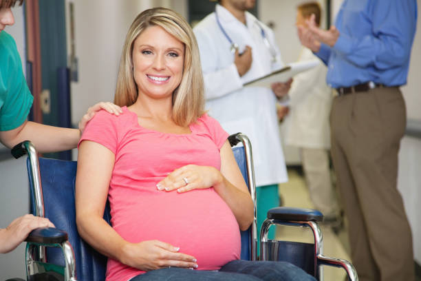 happy pregnant lady esperando en la sala de emergencias - ishealth2012 health care industry medicine fotografías e imágenes de stock