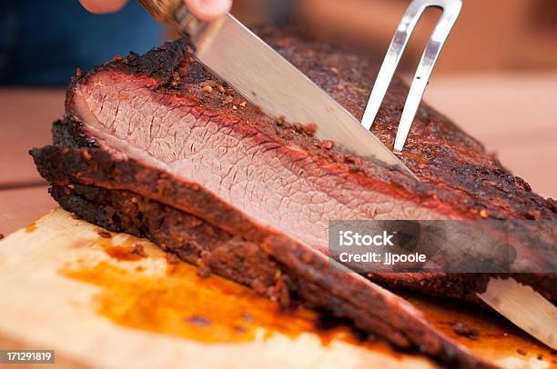 Brisket De Carne Foto de stock y más banco de imágenes de Brisket - Brisket, Cuchillo - Cubertería, Tallar