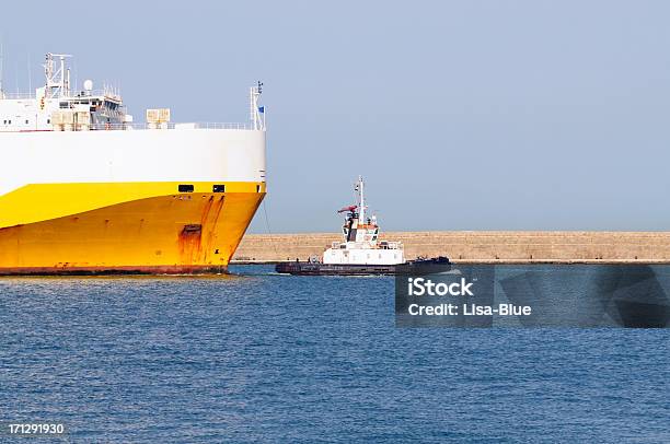 Nave Cargo E Rimorchiatore - Fotografie stock e altre immagini di Mezzo di trasporto marittimo - Mezzo di trasporto marittimo, Spingere, Affari internazionali