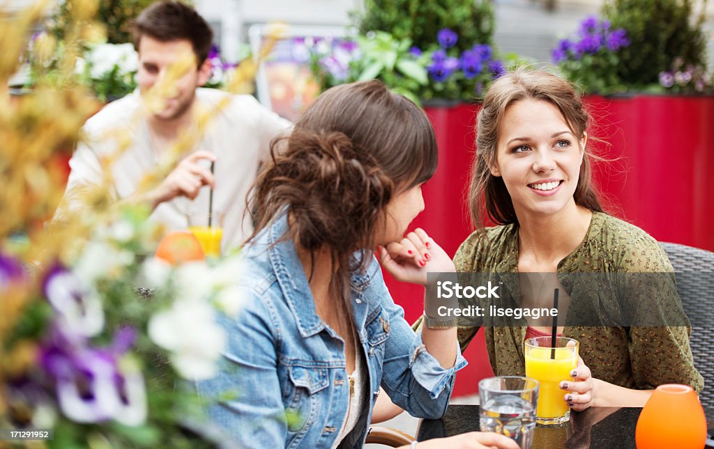 Giovani in un caffè all'aperto - Foto stock royalty-free di Abbigliamento casual