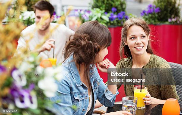 Giovani In Un Caffè Allaperto - Fotografie stock e altre immagini di Abbigliamento casual - Abbigliamento casual, Adulto, Amicizia