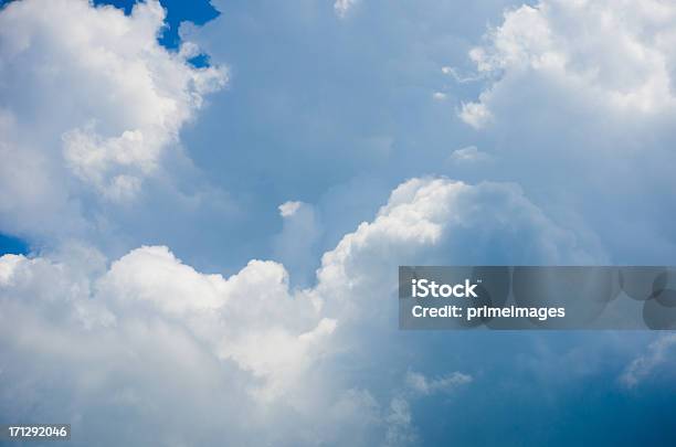 Dramática Céu Nublado - Fotografias de stock e mais imagens de Abstrato - Abstrato, Acidente Natural, Acima
