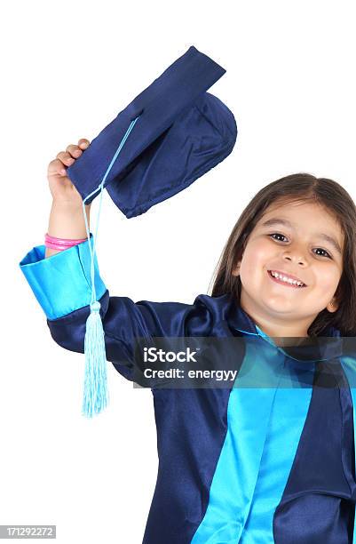 Bambino Prescolare Con Toga Di Laurea - Fotografie stock e altre immagini di 6-7 anni - 6-7 anni, Adulto, Bambine femmine