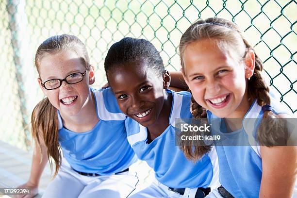 Girls Softballteamsitzung In Ersatzbank Stockfoto und mehr Bilder von Mädchen - Mädchen, Softball-Spieler, Baseball