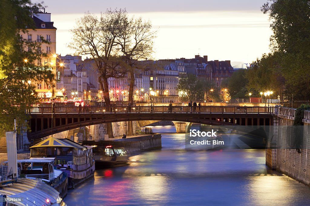 Fluss Seine & Pont au Double-Brücke in der Abenddämmerung, Paris, Frankreich - Lizenzfrei Lastkahn Stock-Foto