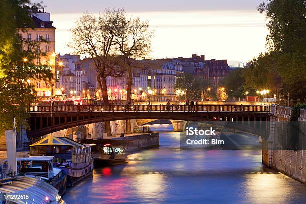 Fluss Seine Pont Au Doublebrücke In Der Abenddämmerung Paris Frankreich Stockfoto und mehr Bilder von Lastkahn
