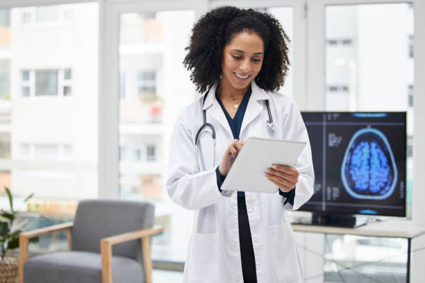 neurologie, médecin et planification de la chirurgie avec tablette en cabinet avec radiographie, résultats et données des patients sur la technologie pour une consultation d’experts. cancer, recherche et femme noire pour étudier le cerveau ou les neu - mri scan human nervous system brain medical scan photos et images de collection