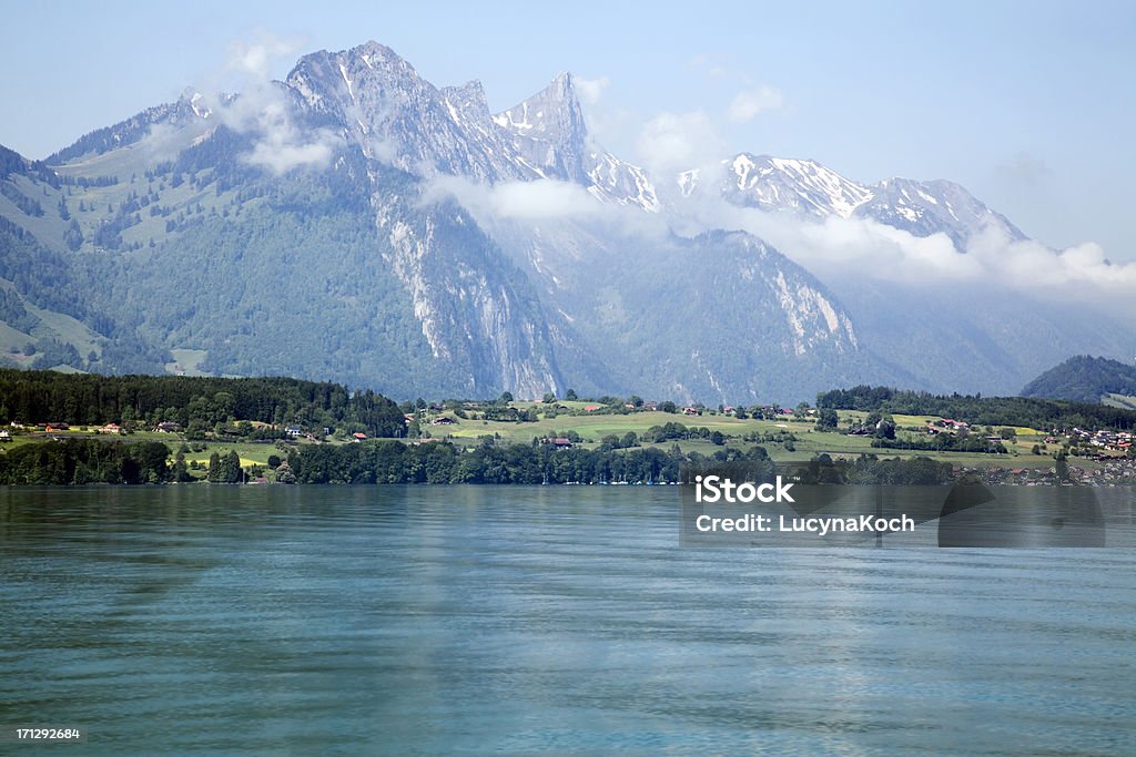 Lake of Thun und die Schweizer Alpen - Lizenzfrei Thunersee Stock-Foto