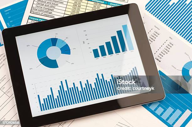 Modernen Schreibtisch Mit Digitalen Tablet Stockfoto und mehr Bilder von Bericht - Bericht, Daten, Schaubild