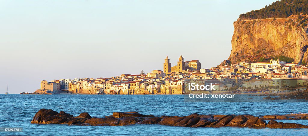 panorama di Cefalù - Foto stock royalty-free di Affollato