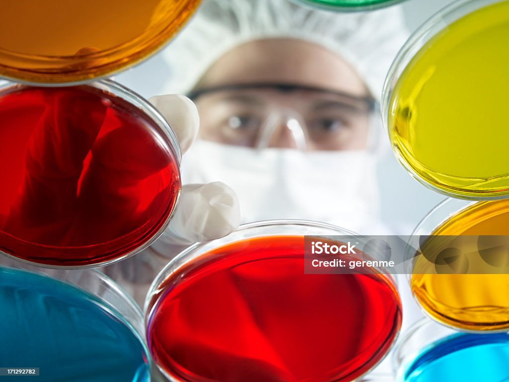 Mulher cientista a trabalhar com Placas de Petri - Royalty-free Alcançar Foto de stock