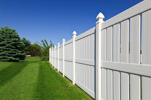 nuevo blanco valla - garden fence fotografías e imágenes de stock